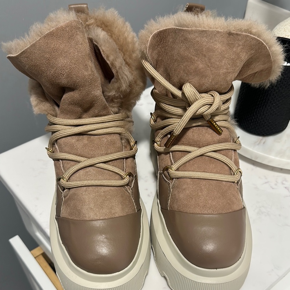Stylish Tan Fur-Lined Boots